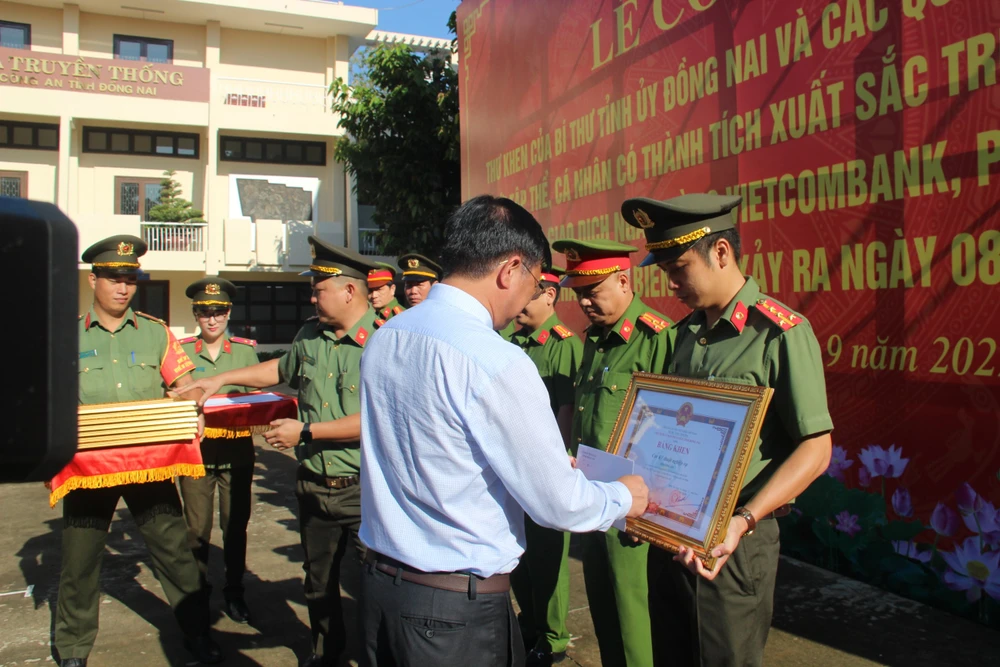 Khen thưởng tập thể và cá nhân tham gia phá vụ án