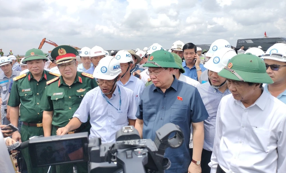 Chủ tịch Quốc hội Vương Đình Huệ thị sát công trường Sân bay Long Thành