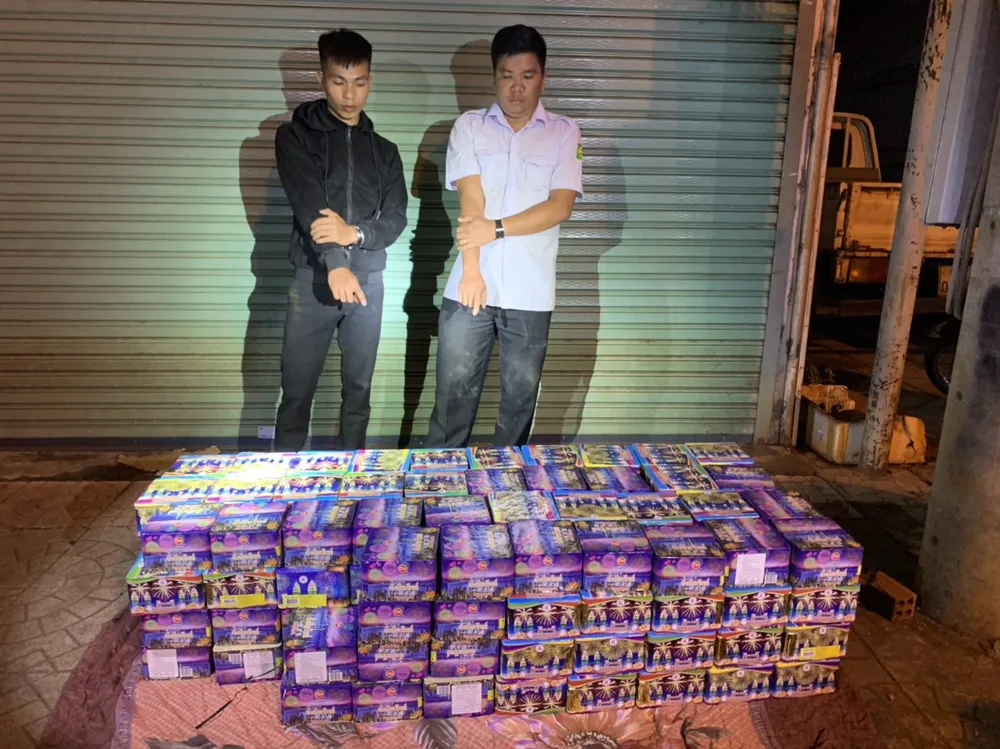Bắt giữ 2 thanh niên vận chuyển 260kg pháo hoa lậu ảnh 2