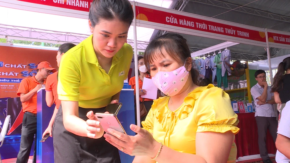 Bình Phước lần đầu tiên mở phiên chợ không dùng tiền mặt ảnh 2 Bình Phước lần đầu tiên mở phiên chợ không dùng tiền mặt ảnh 2