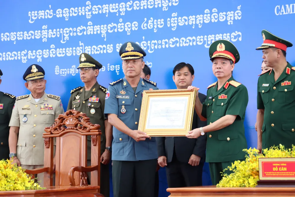 Bàn giao 49 hài cốt chiến sĩ Lực lượng vũ trang đoàn kết cứu nước Campuchia về nước ảnh 2