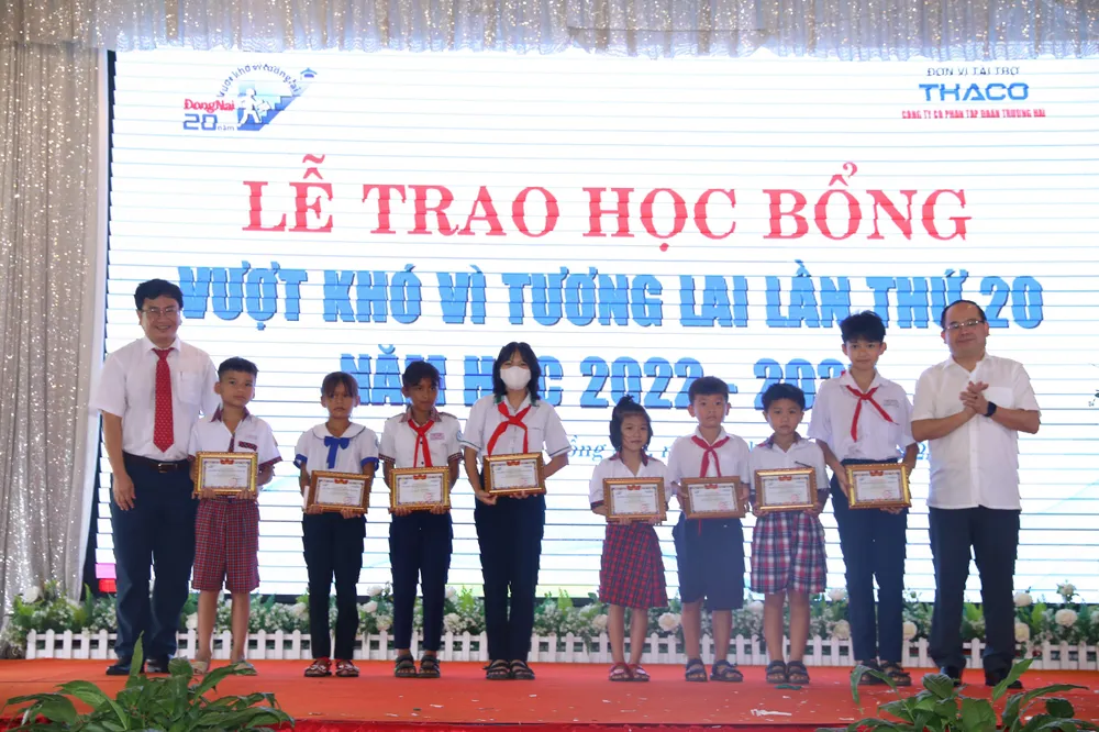 Báo Đồng Nai trao 50 suất học bổng cho học sinh nghèo vượt khó ảnh 2