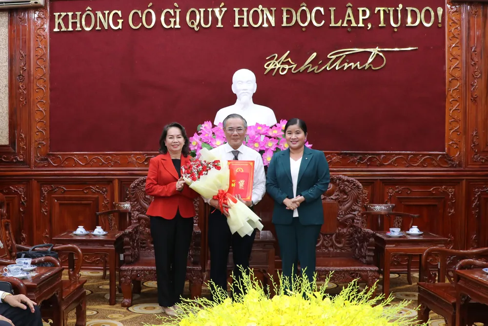 Ông Phạm Thuỵ Luân nhận quyết định bổ nhiệm Giám đốc Sở NN- PTNT tỉnh Bình Phước Ông Phạm Thuỵ Luân nhận quyết định bổ nhiệm Giám đốc Sở NN- PTNT tỉnh Bình Phước