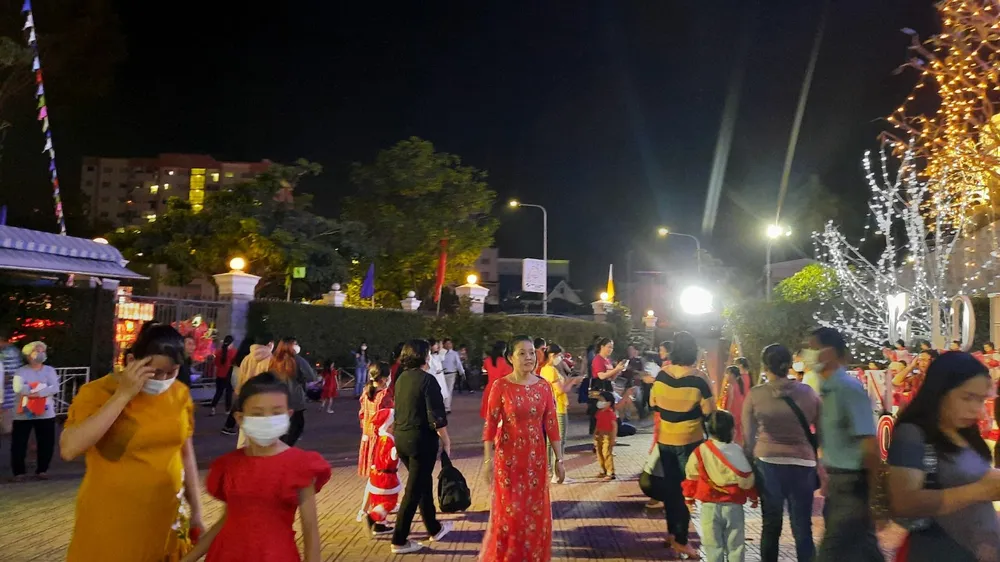 Người dân TP Biên Hoà đến nhà thờ Biên Hoà chơi lễ Người dân TP Biên Hoà đến nhà thờ Biên Hoà chơi lễ