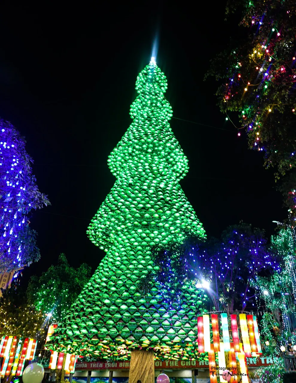 Cây thông Noel ở nhà thờ Hà Phát (TP Biên Hoà) Cây thông Noel ở nhà thờ Hà Phát (TP Biên Hoà)