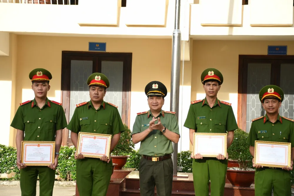 Thiếu tướng Nguyễn Sỹ Quang, Giám đốc Công an tỉnh tặng giấy khen cho các cá nhân, đơn vị đạt thành tích xuất sắc