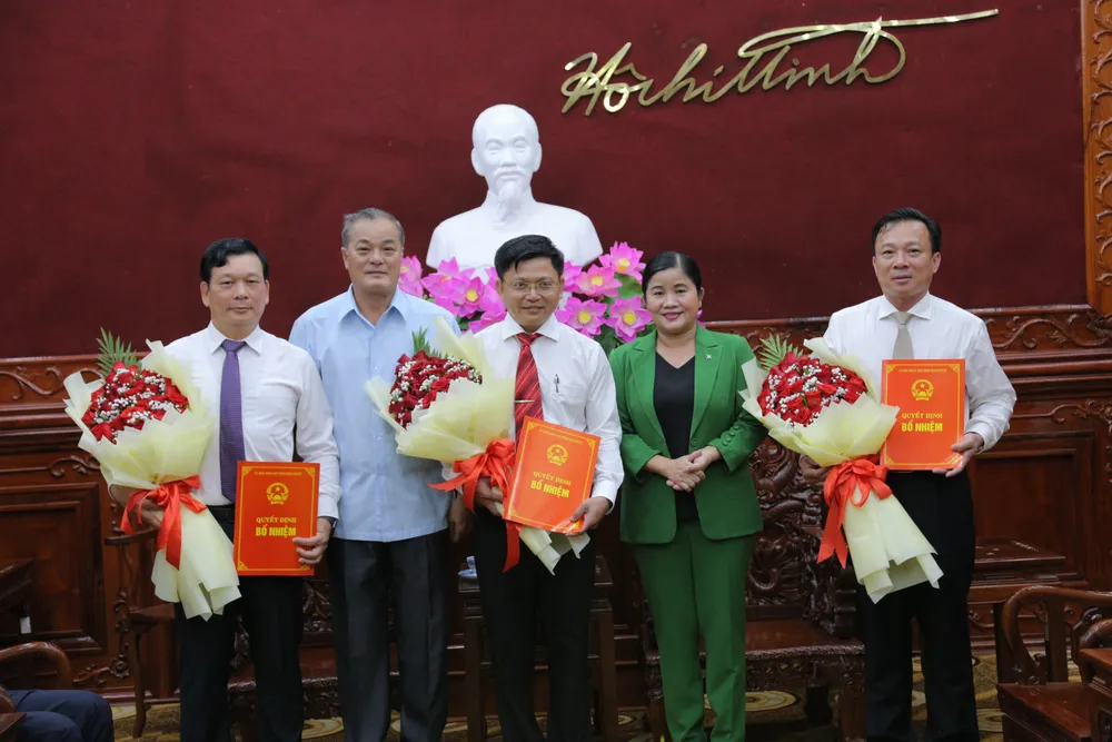 Bà Trần Tuệ Hiền trao quyết định bổ nhiệm cán bộ Bà Trần Tuệ Hiền trao quyết định bổ nhiệm cán bộ