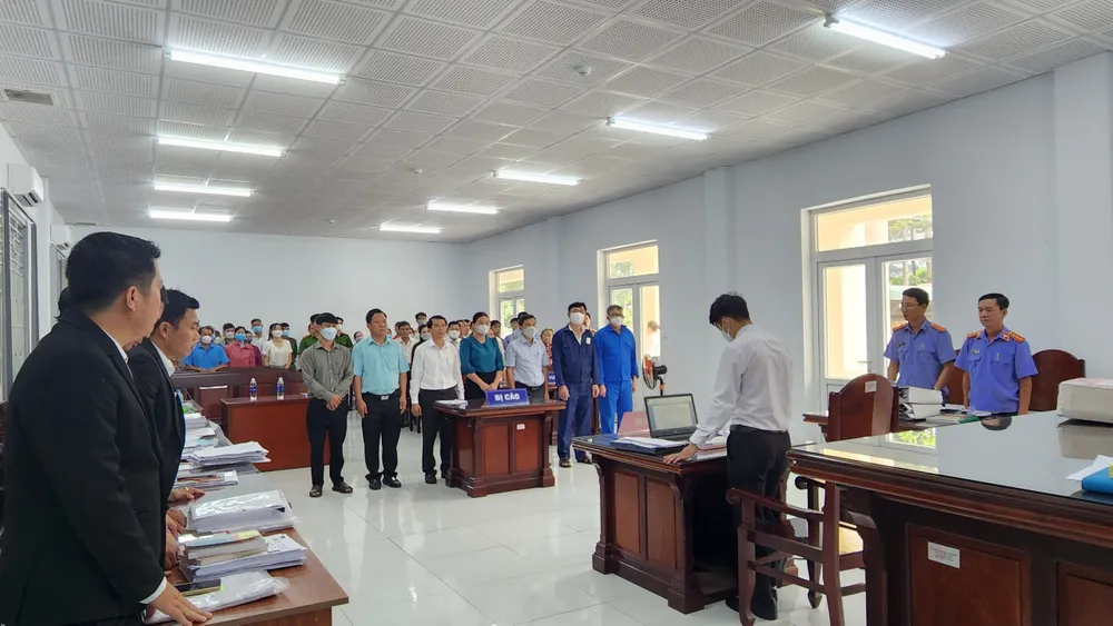 Các bị cáo tại phiên xét xử sáng 9-1