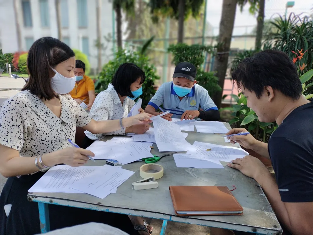 Nhân viên BVEC làm thủ tục hoàn tiền mua vé cho khách hàng Nhân viên BVEC làm thủ tục hoàn tiền mua vé cho khách hàng