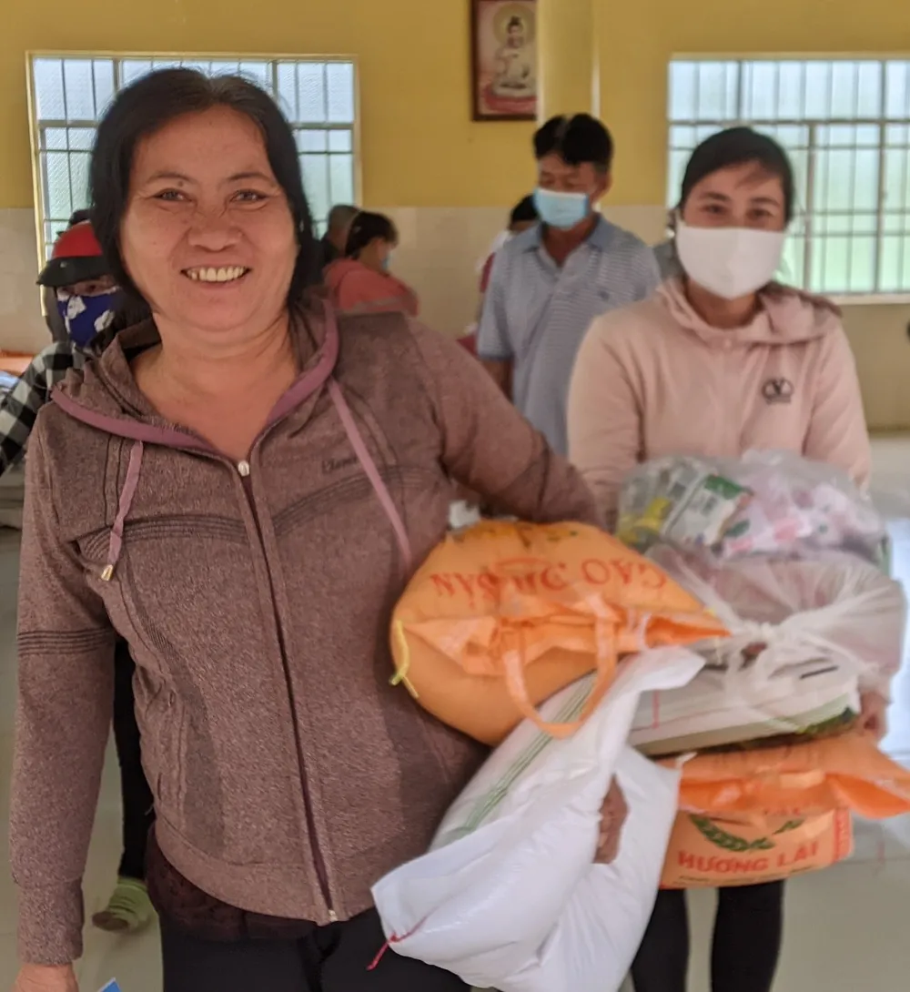 Niềm vui của người dân được nhận quà nhân dịp Tết Nguyên đán 2023. Ảnh: BÍCH NGÂN Niềm vui của người dân được nhận quà nhân dịp Tết Nguyên đán 2023. Ảnh: BÍCH NGÂN