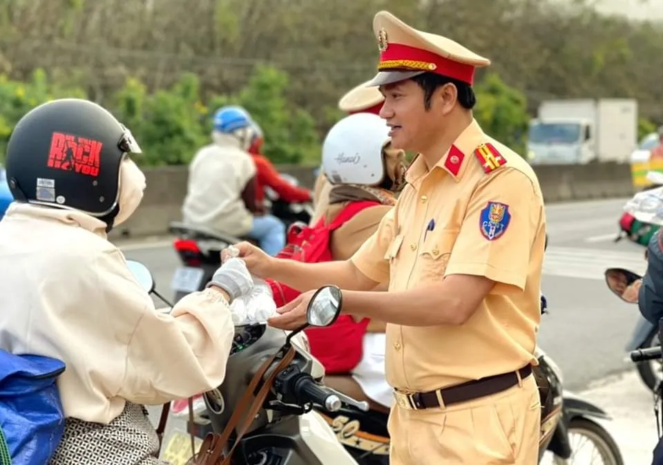 Lực lượng cảnh sát giao thông &quot;tiếp sức&quot; người dân trên đường về quê ăn tết. Ảnh: Người Đồng Nai