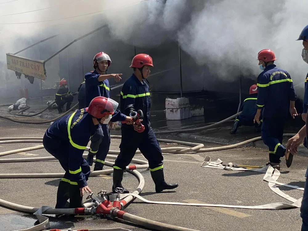 Hàng chục chiến sĩ được huy động đến hiện trường dập lửa Hàng chục chiến sĩ được huy động đến hiện trường dập lửa