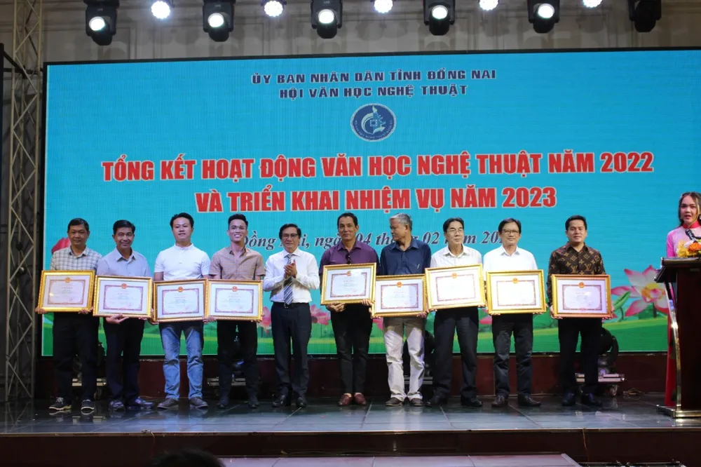 Phó Chủ tịch UBND tỉnh Đồng Nai Nguyễn Sơn Hùng trao Bằng khen cho các cá nhân có thành tích xuất sắc năm 2022