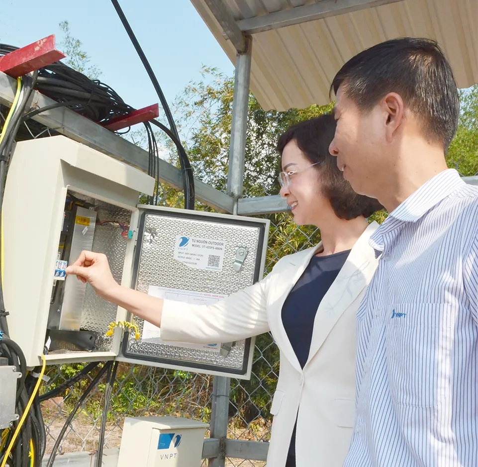 Lãnh đạo tỉnh Bình Phước thực hiện nghi thức đóng cầu dao Lãnh đạo tỉnh Bình Phước thực hiện nghi thức đóng cầu dao