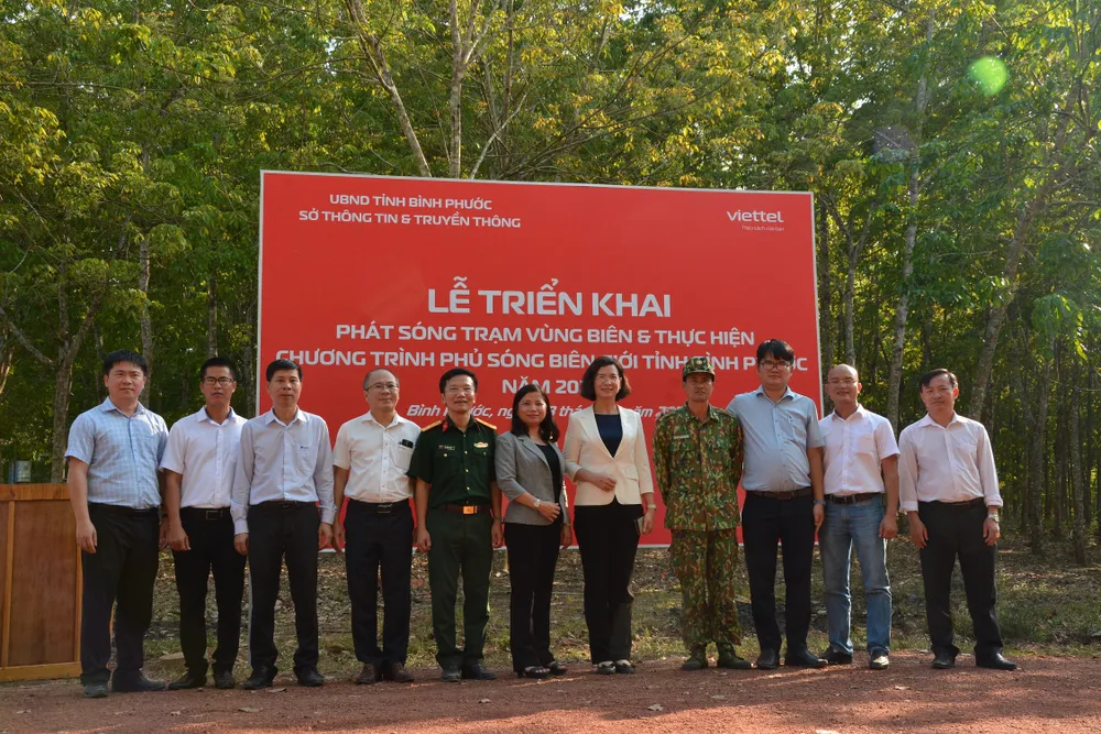 Các vị lãnh đạo dự lễ chụp hình lưu niệm Các vị lãnh đạo dự lễ chụp hình lưu niệm