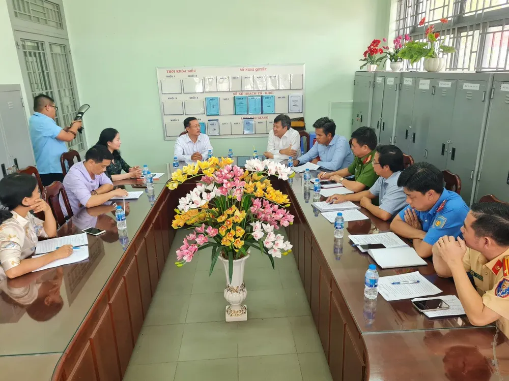 Lãnh đạo Sở GTVT tỉnh Đồng Nai làm việc với Ban Giám hiệu Trường Tiểu học Hà Huy Giáp