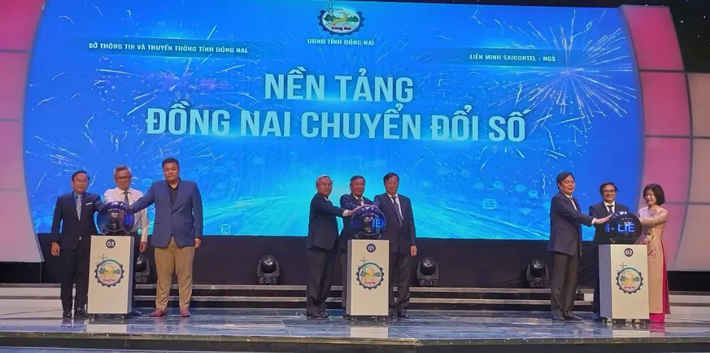 Các đại biểu thực hiện nghi thức bấm nút ra mắt ứng dụng &quot;Đồng Nai CĐS&quot;