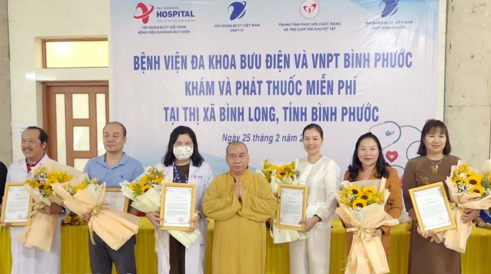 Trao thư và hoa cảm ơn các nhà tài trợ Trao thư và hoa cảm ơn các nhà tài trợ