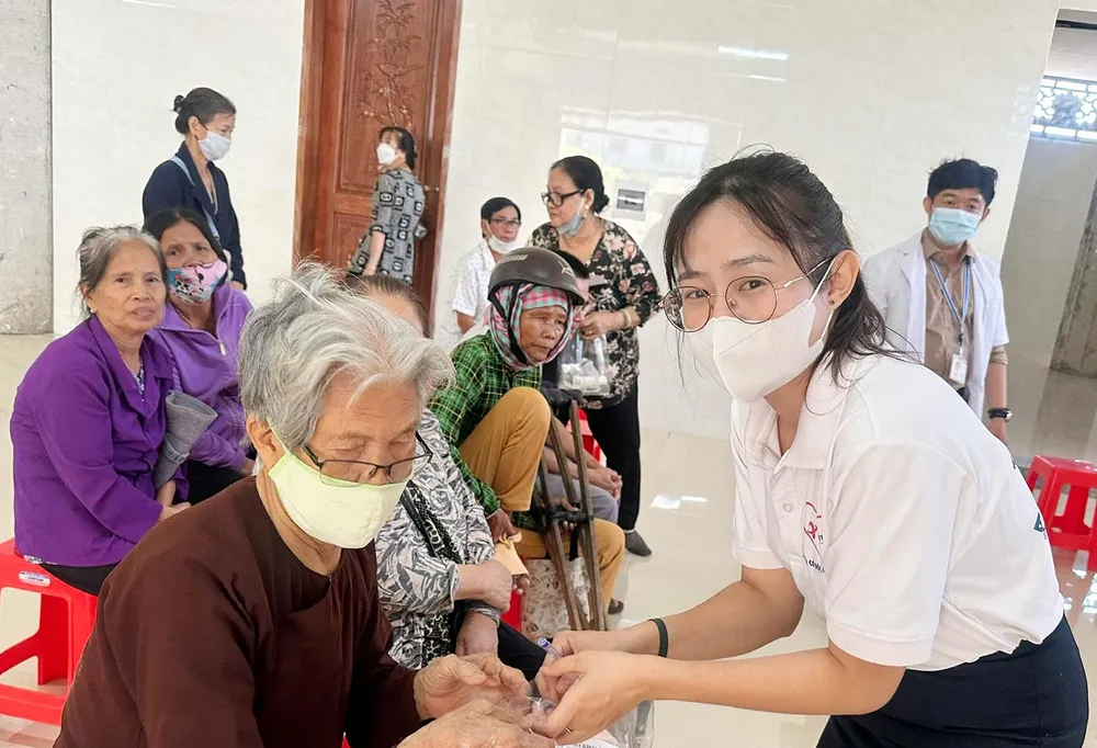 Trao các phần quà cho người dân Trao các phần quà cho người dân