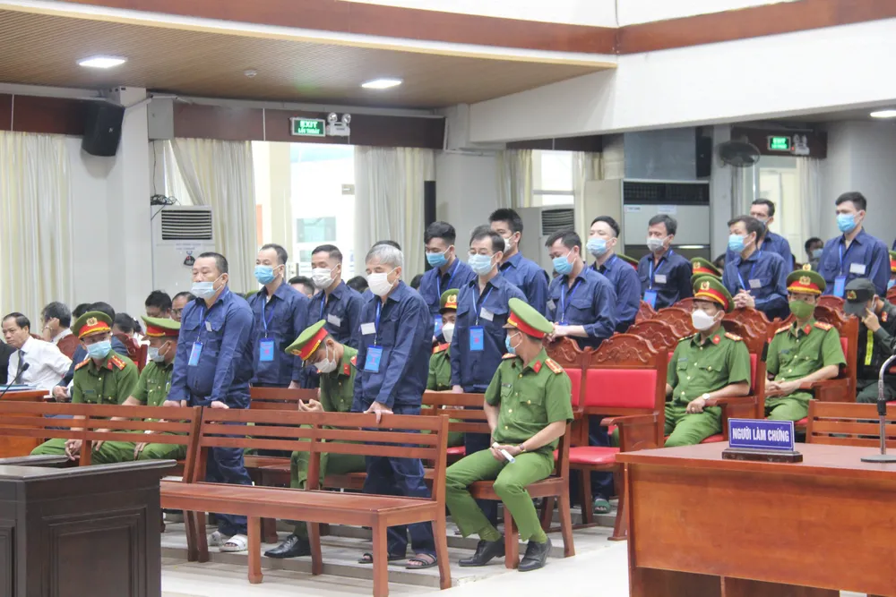 Phiên tòa xét xử các bị cáo về tội buôn lậu giai đoạn 1 đại án xăng lậu Phiên tòa xét xử các bị cáo về tội buôn lậu giai đoạn 1 đại án xăng lậu