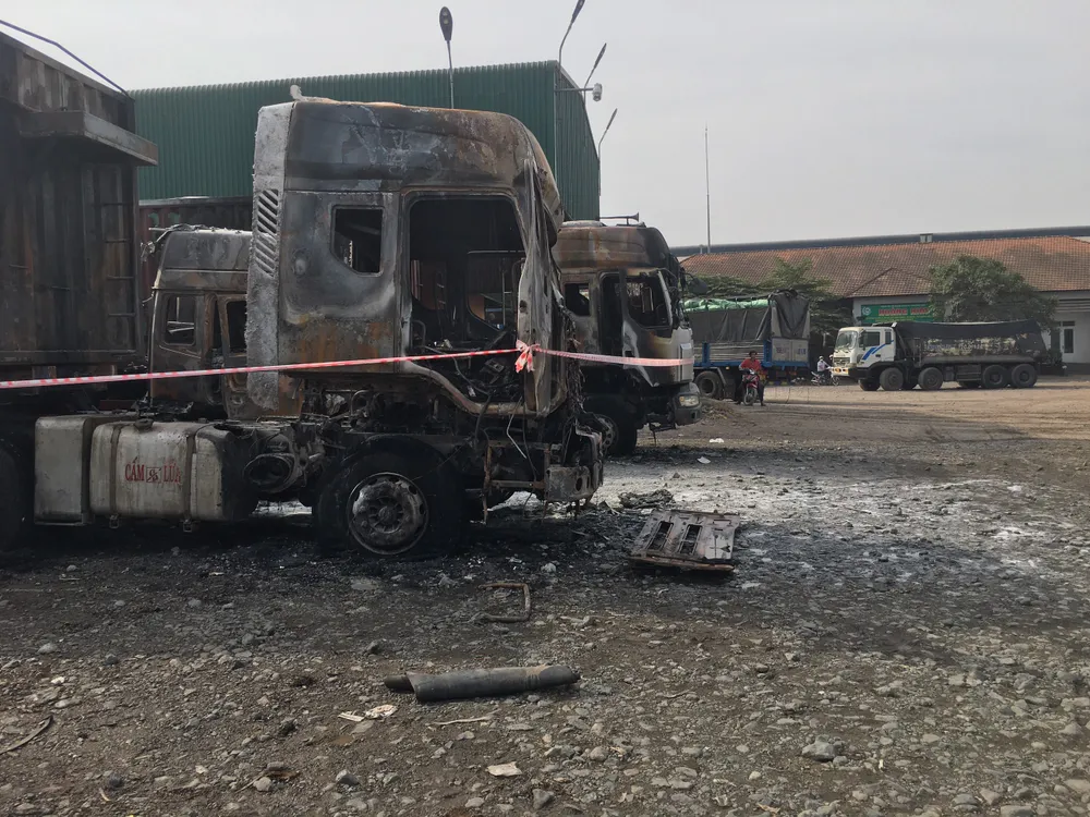 Hiện trường vụ cháy 3 phương tiện khiến 1 người tử vong kẹt trong cabin biến dạng. Hiện trường vụ cháy 3 phương tiện khiến 1 người tử vong kẹt trong cabin biến dạng.