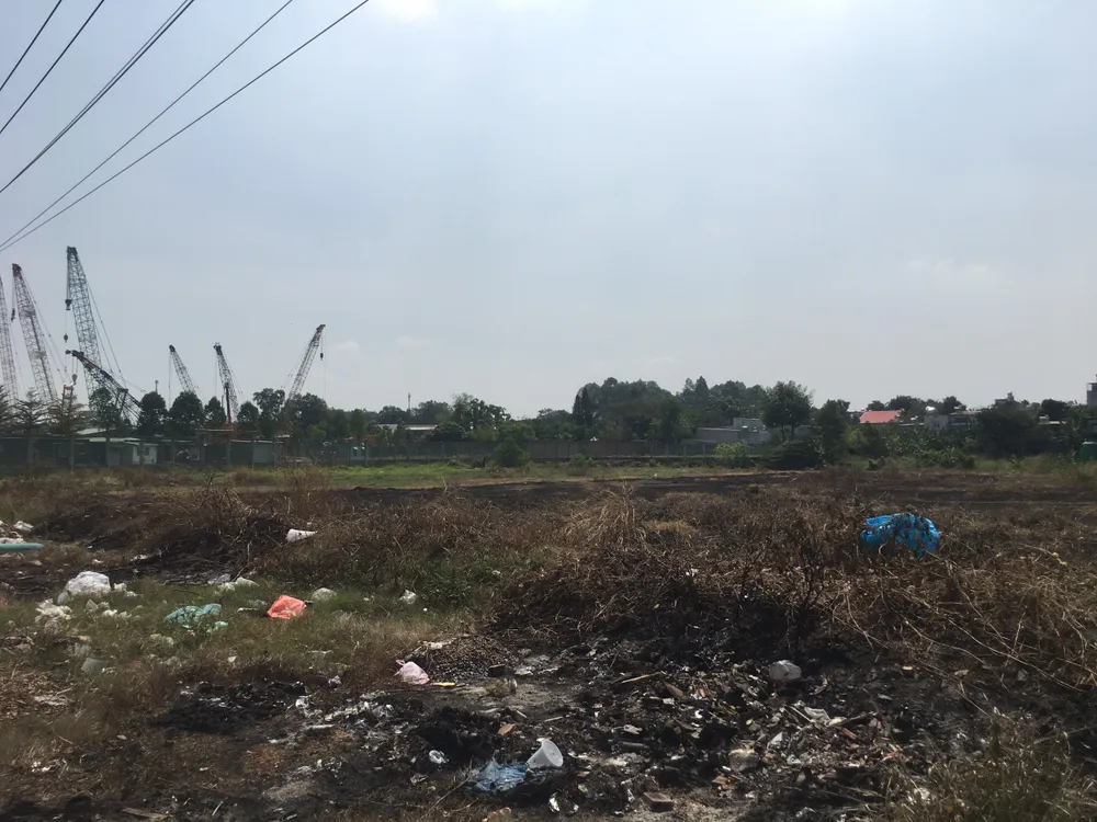 Các bãi rác tự phát ven đường bị đốt giữa mùa khô