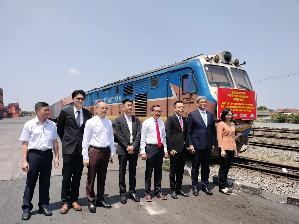 Các đại biểu chụp hình lưu niệm bên chuyến tàu đầu tiên cập ga Trảng Bom Các đại biểu chụp hình lưu niệm bên chuyến tàu đầu tiên cập ga Trảng Bom