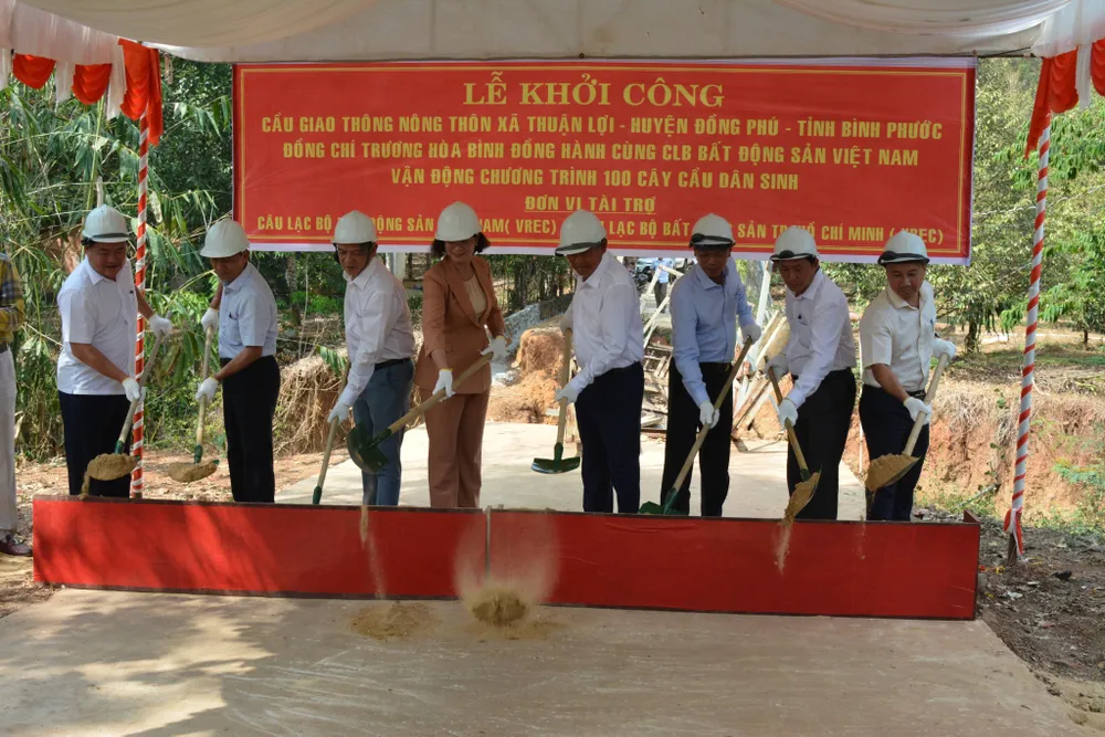 Các đại biểu thực hiện nghi lễ khởi công cầu giao thông nông thôn Các đại biểu thực hiện nghi lễ khởi công cầu giao thông nông thôn