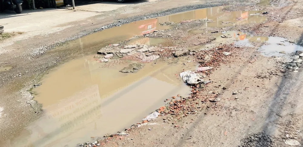 Mặt đường hư hỏng nặng Mặt đường hư hỏng nặng