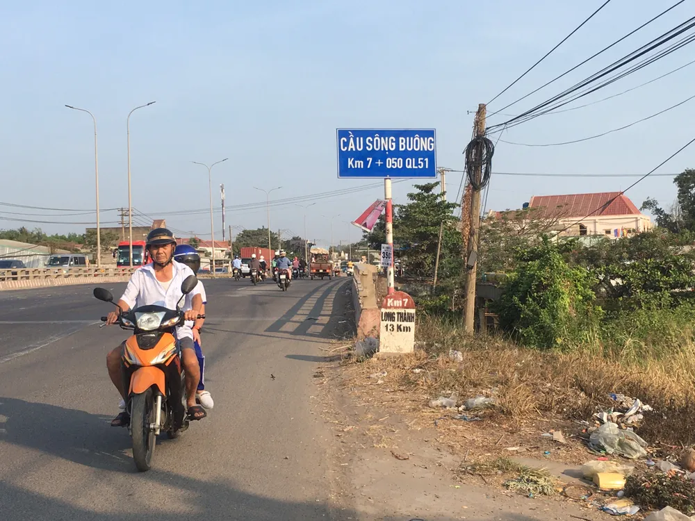 Nguồn nước tại khu vực cầu sông Buông đang bị ô nhiễm Nguồn nước tại khu vực cầu sông Buông đang bị ô nhiễm
