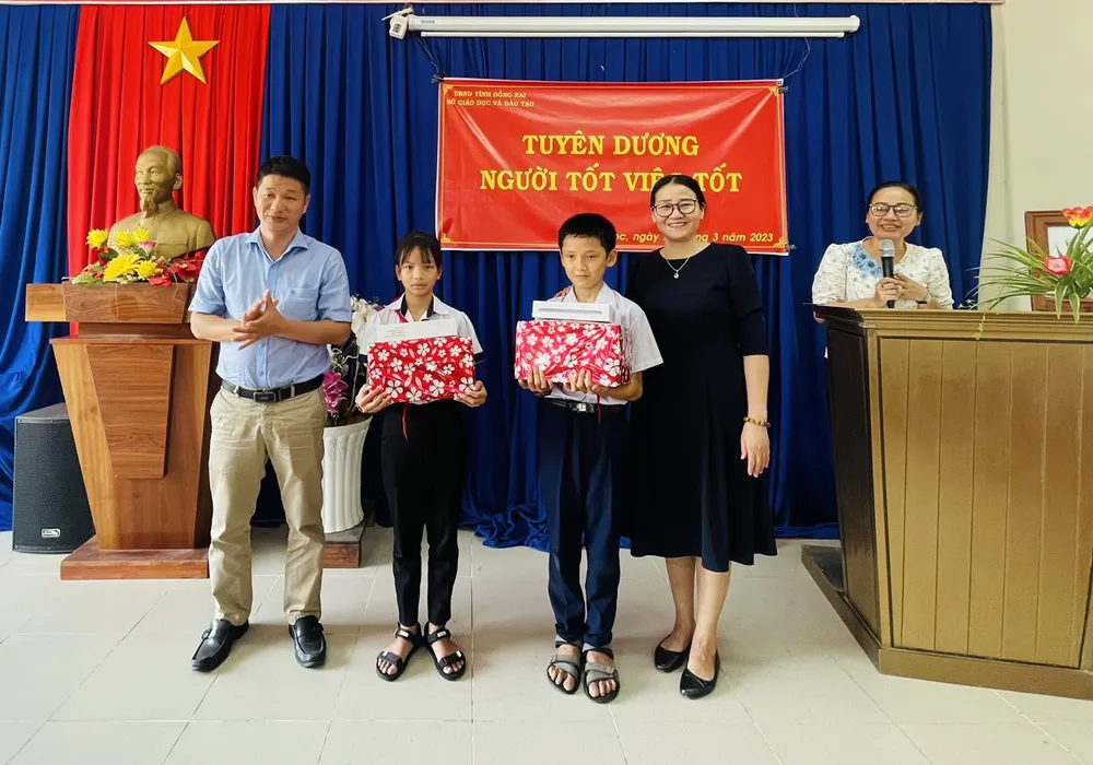 Khen thưởng 2 học sinh là Lê Nhã Trâm và Nguyễn Quốc Kỳ Khen thưởng 2 học sinh là Lê Nhã Trâm và Nguyễn Quốc Kỳ