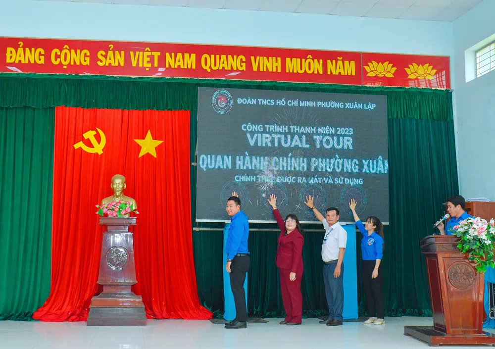Các đại biểu thực hiện nghi thức ra mắt công trình thanh niên. Ảnh: Đoàn phường Xuân Lập cung cấp Các đại biểu thực hiện nghi thức ra mắt công trình thanh niên. Ảnh: Đoàn phường Xuân Lập cung cấp