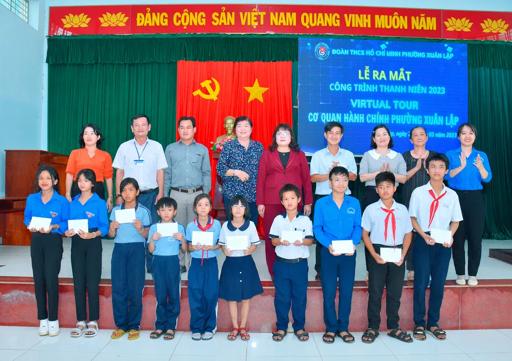 Đoàn phường Xuân Lập đã trao 10 suất học bổng (500.000 đồng/suất) cho các em học sinh có hoàn cảnh khó khăn. Ảnh: Đoàn phường Xuân Lập cung cấp Đoàn phường Xuân Lập đã trao 10 suất học bổng (500.000 đồng/suất) cho các em học sinh có hoàn cảnh khó khăn. Ảnh: Đoàn phường Xuân Lập cung cấp
