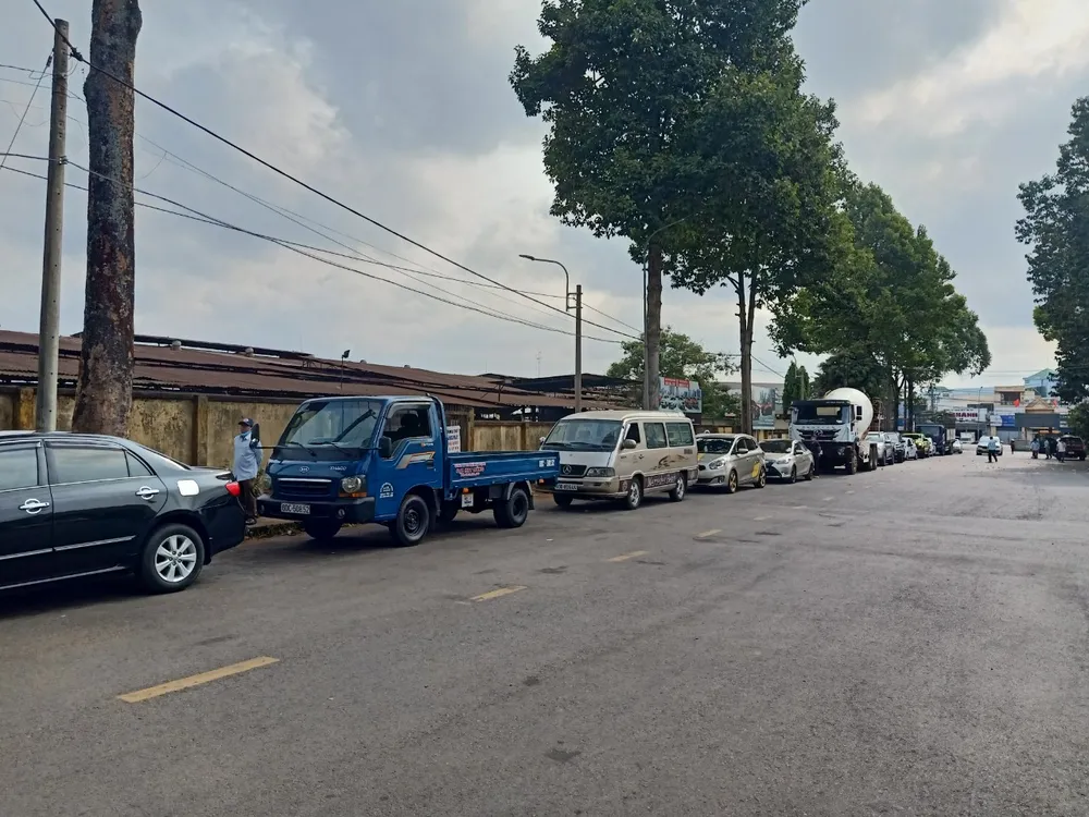 Xe xếp hàng dài chờ đăng kiểm Xe xếp hàng dài chờ đăng kiểm