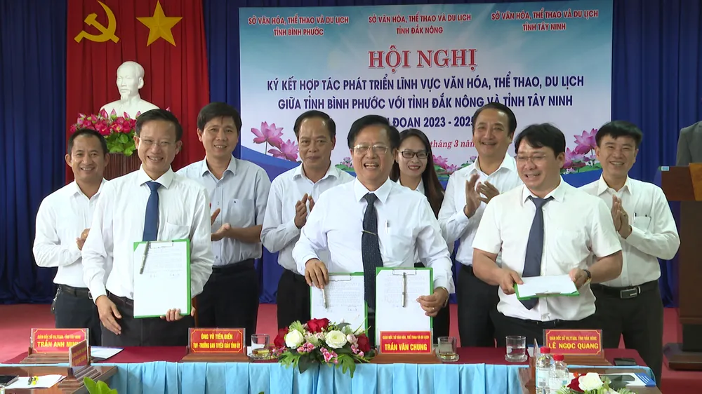 Lãnh đạo Sở VH-TT-DL của 3 tỉnh ký kết hợp tác phát triển lĩnh vực văn hóa, thể thao và du lịch giai đoạn 2023-2025 Lãnh đạo Sở VH-TT-DL của 3 tỉnh ký kết hợp tác phát triển lĩnh vực văn hóa, thể thao và du lịch giai đoạn 2023-2025
