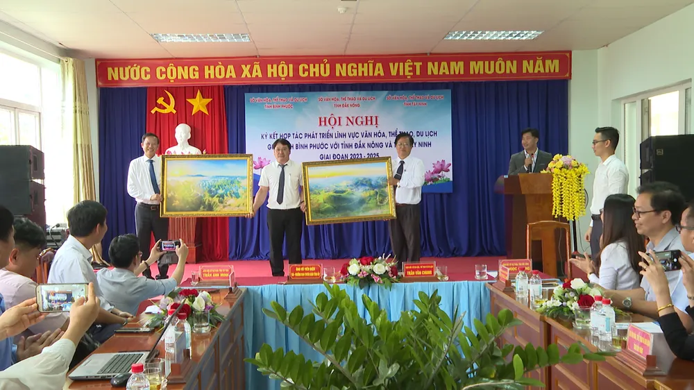 Lãnh đạo Sở VH-TT-DL các tỉnh tặng quà lưu niệm Lãnh đạo Sở VH-TT-DL các tỉnh tặng quà lưu niệm