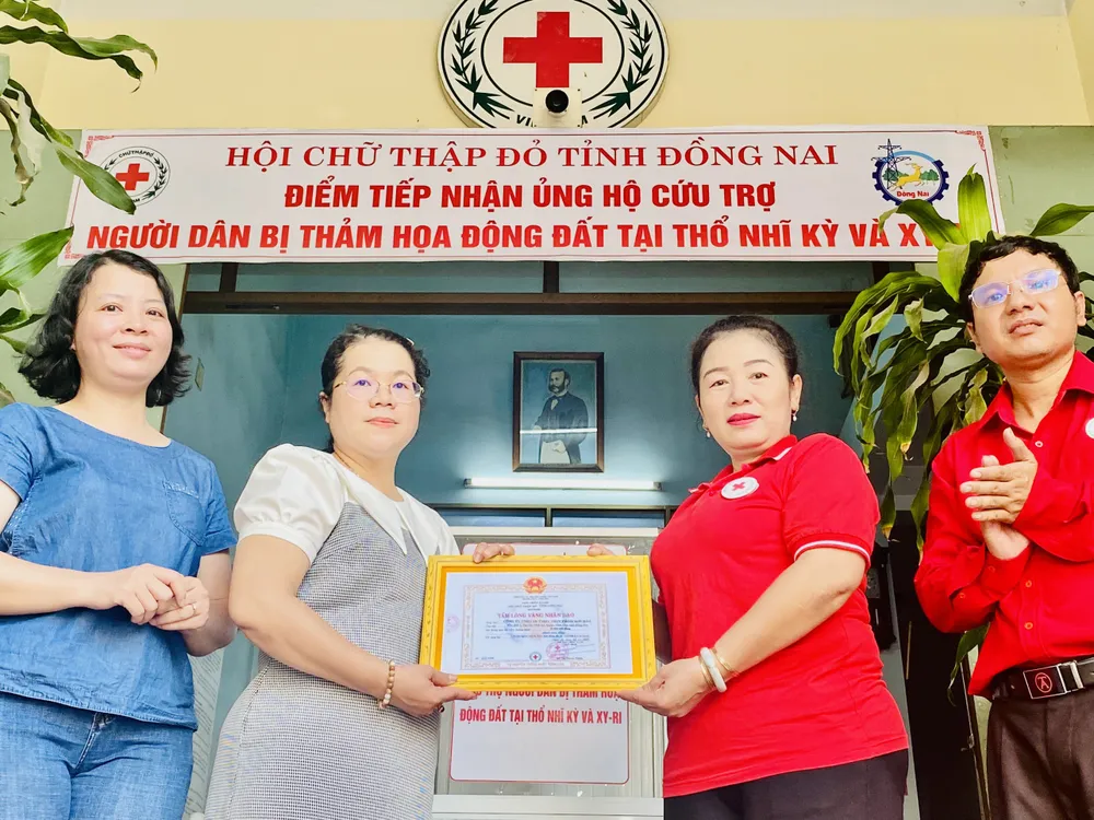 Cô Lại Thị Kiều Oanh, Hiệu trưởng và nhân viên Trường Tiểu học Lê Văn Tám đến Hội Chữ thập đỏ tỉnh Đồng Nai ủng hộ Cô Lại Thị Kiều Oanh, Hiệu trưởng và nhân viên Trường Tiểu học Lê Văn Tám đến Hội Chữ thập đỏ tỉnh Đồng Nai ủng hộ