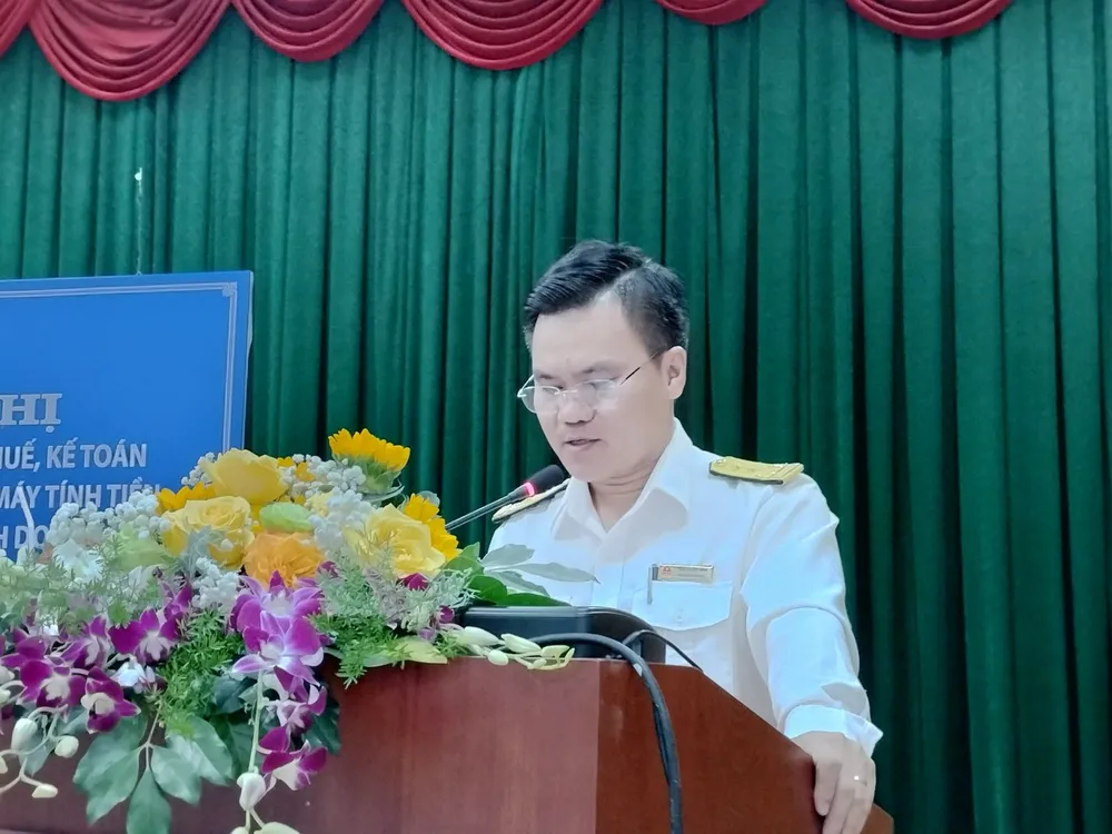 Ông Trần Quảng Ninh giải đáp thắc mắc của các hộ, cá nhân kinh doanh