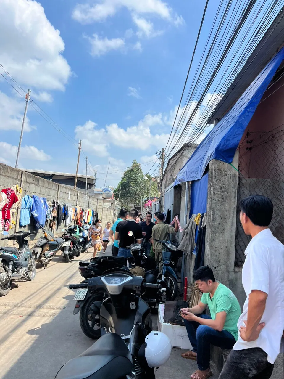 Nhiều người dân hiếu kỳ đến hiện trường chứng kiến vụ việc Nhiều người dân hiếu kỳ đến hiện trường chứng kiến vụ việc