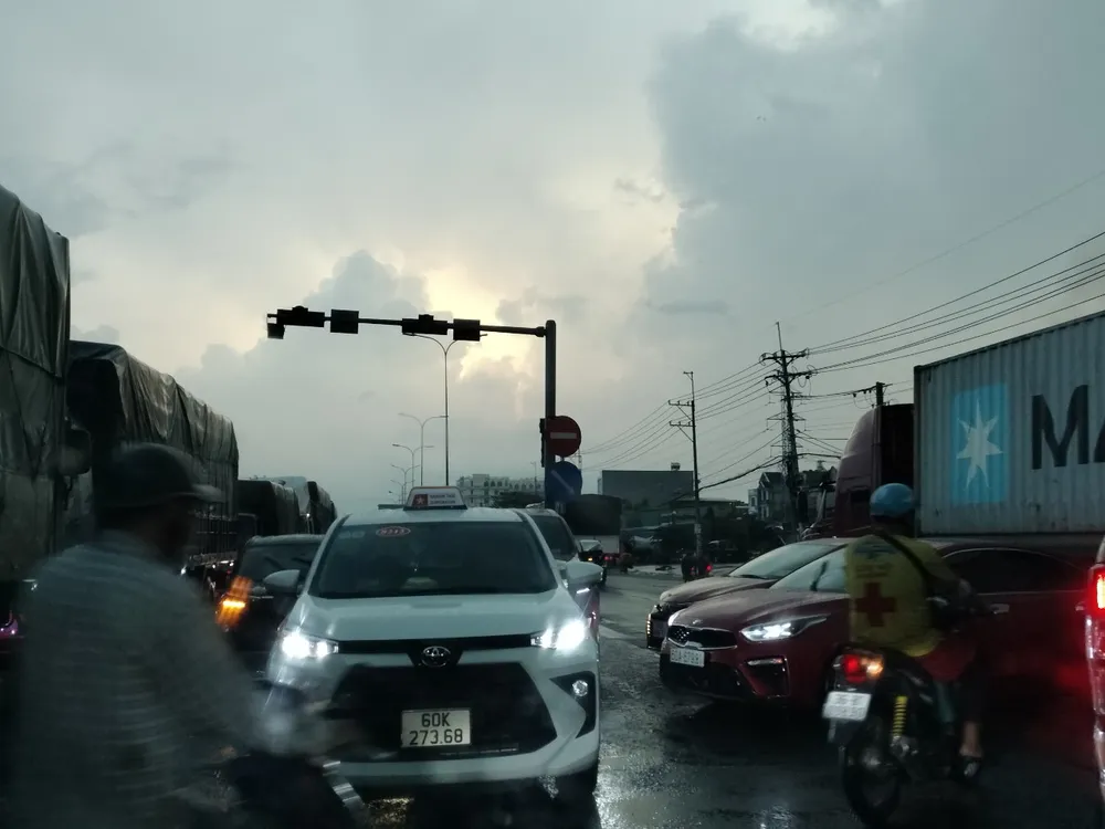 Xe cộ chen chúc nhau qua được tại một số khúc cua