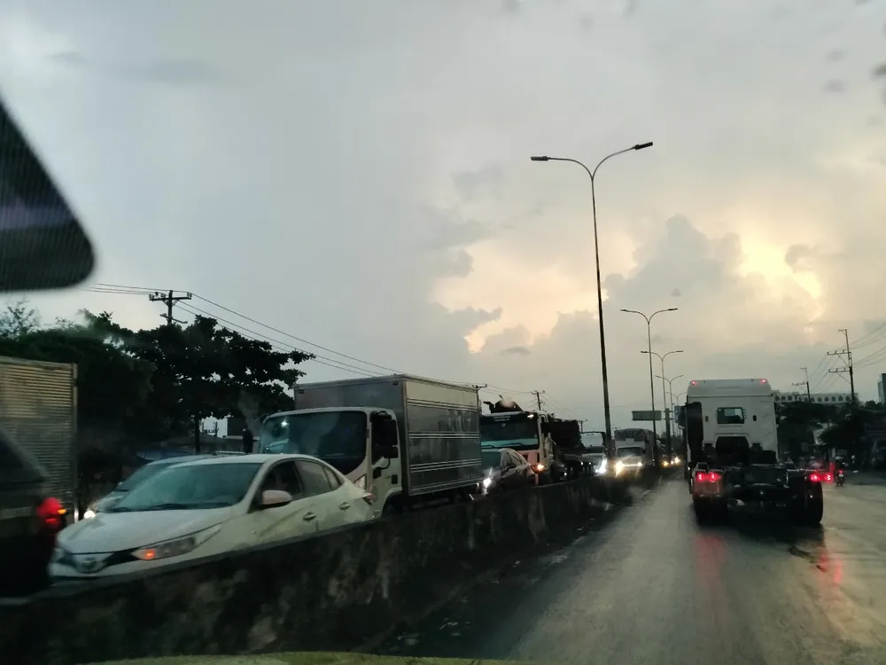 Hàng trăm xe nối đuôi nhau, di chuyển chậm chạp trên Quốc lộ 51