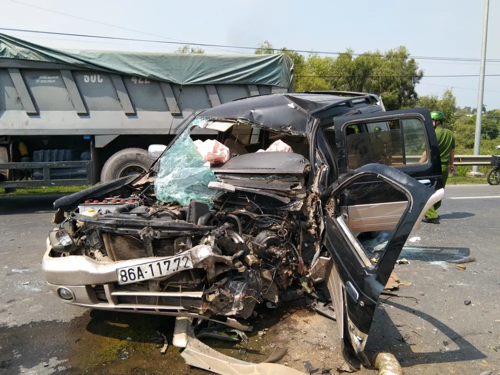 Xe ô tô 7 chỗ hư hỏng nặng