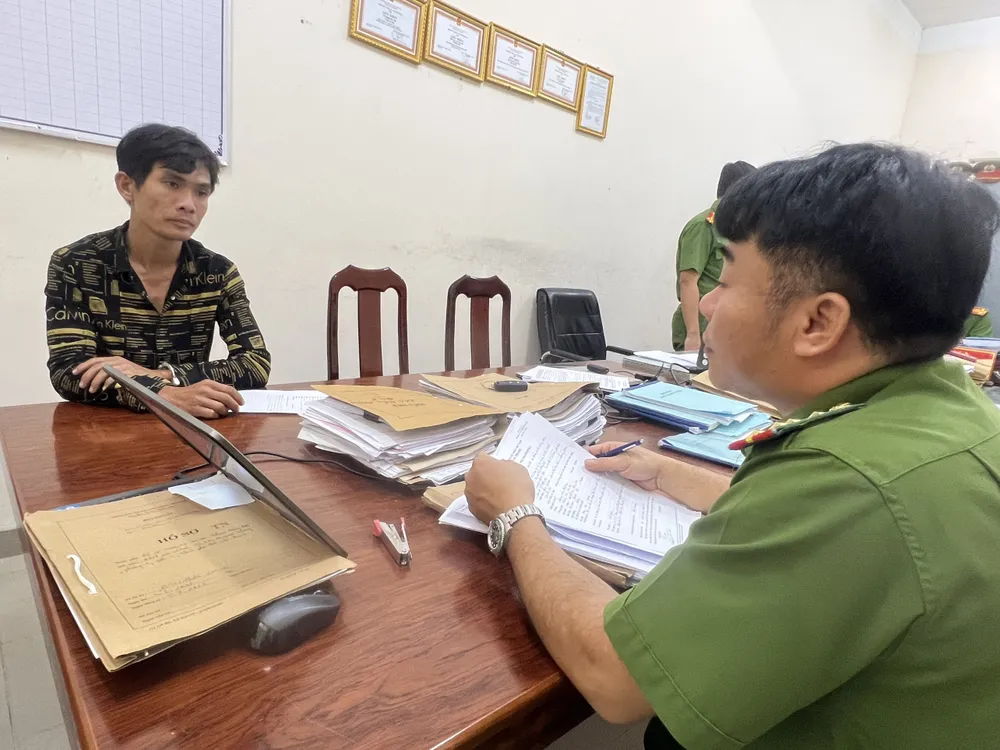 Đối tượng Khường tại cơ quan công an Đối tượng Khường tại cơ quan công an