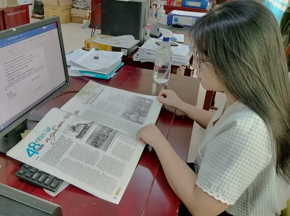 Nhân viên Khu bảo tồn thiên nhiên - văn hoá Đồng Nai đọc Đặc san SGGP Nhân viên Khu bảo tồn thiên nhiên - văn hoá Đồng Nai đọc Đặc san SGGP