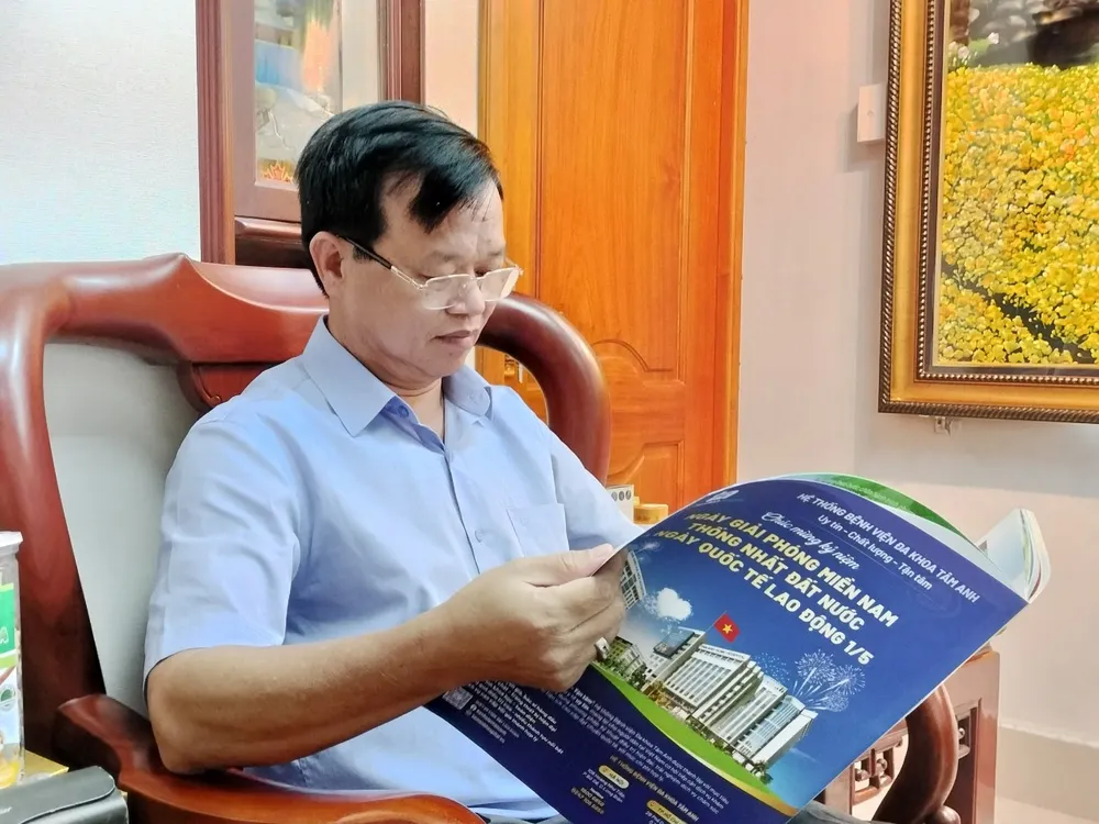 Đặc san SGGP đến tay Chủ tịch UBND tỉnh Đồng Nai Cao Tiến Dũng Đặc san SGGP đến tay Chủ tịch UBND tỉnh Đồng Nai Cao Tiến Dũng