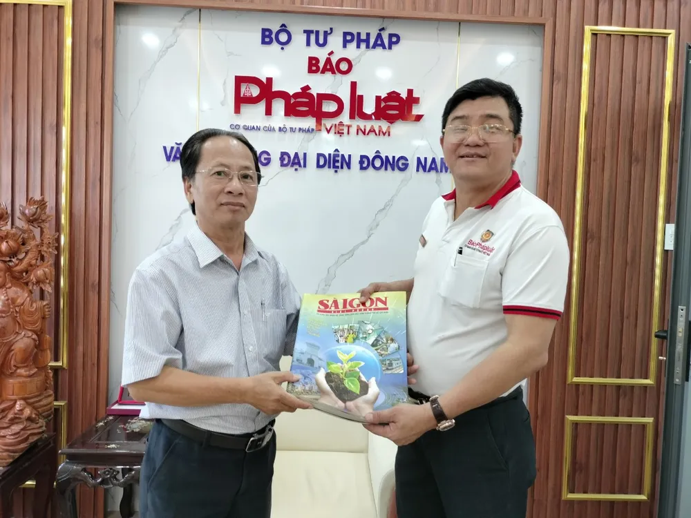 Đặc san SGGP đến tay đồng nghiệp Báo Pháp luật Việt Nam (Văn phòng đại diện Đông Nam bộ) Đặc san SGGP đến tay đồng nghiệp Báo Pháp luật Việt Nam (Văn phòng đại diện Đông Nam bộ)