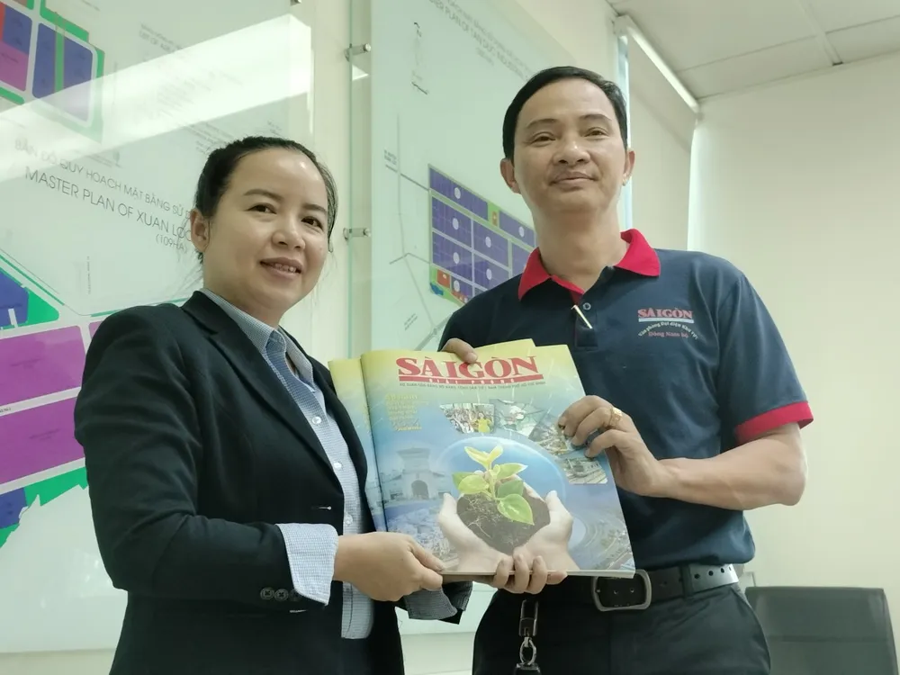 Đặc san SGGP đến tay cán bộ, nhân viên Tổng Công ty Sonadezi (TP Biên Hòa, tỉnh Đồng Nai) Đặc san SGGP đến tay cán bộ, nhân viên Tổng Công ty Sonadezi (TP Biên Hòa, tỉnh Đồng Nai)