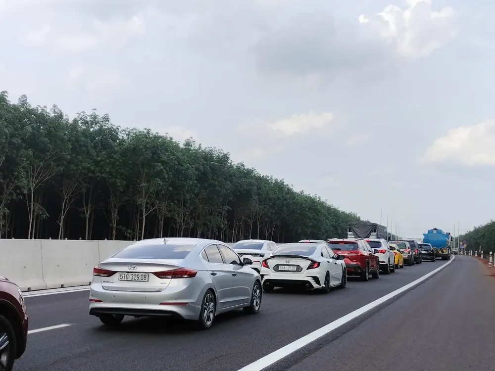 Hàng ngàn phương tiện nối đuôi nhau, xếp thành hàng dài chờ qua trạm thu phí Hàng ngàn phương tiện nối đuôi nhau, xếp thành hàng dài chờ qua trạm thu phí