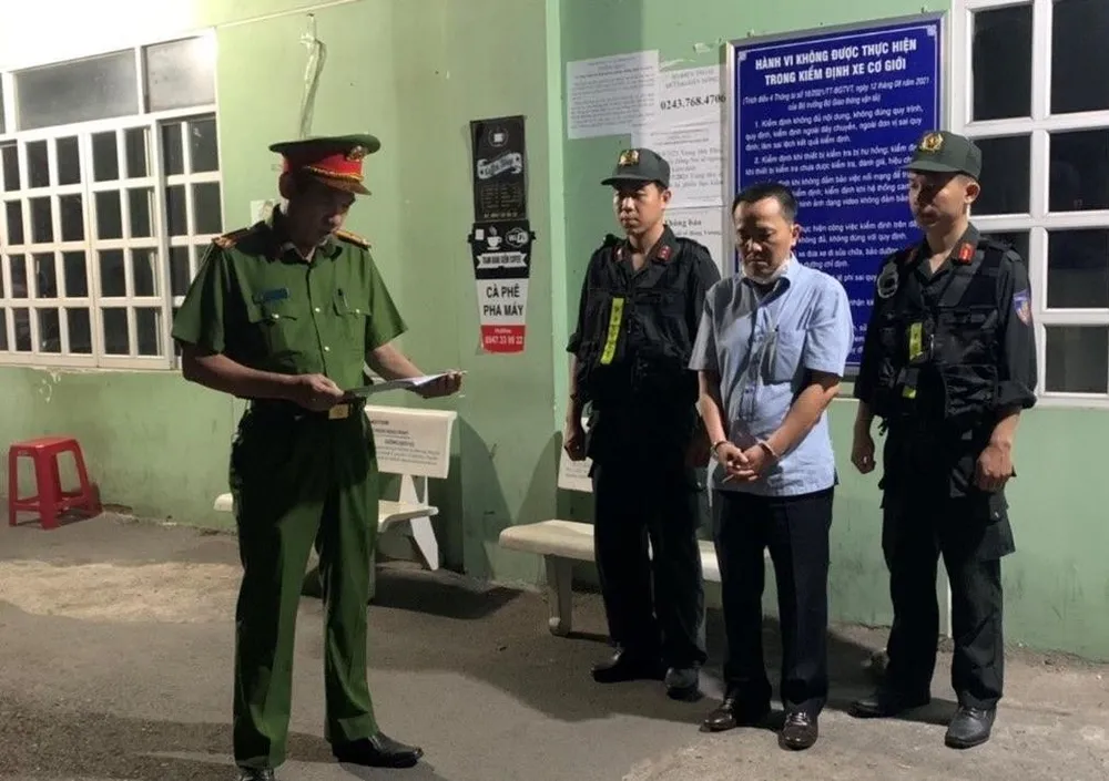 Công an đọc lệnh bắt ông Dương Việt Hồng. Ảnh: CAĐN