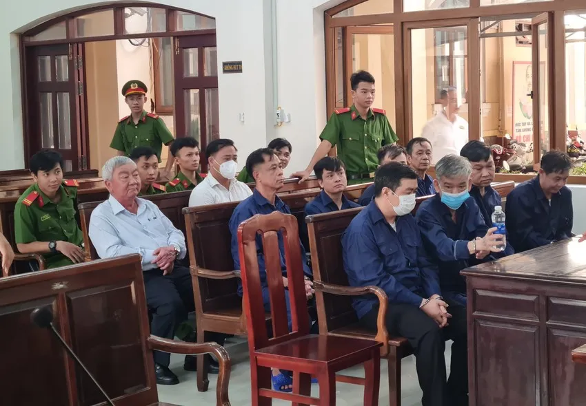 Các bị cáo hầu tòa. Ảnh: VH